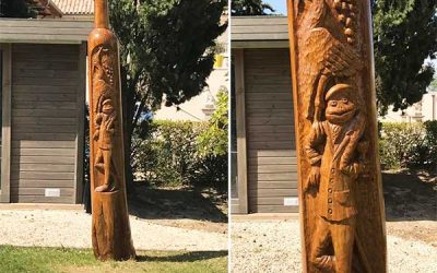 Totem au bord de la piscine par le sculpteur sur bois Pascal Cousin